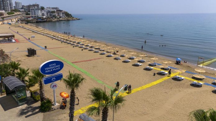 Mersin Büyükşehir Belediyesi, kentin dört bir yanındaki halk plajlarında yaz sezonu ve bayram tatili hazırlıklarını tamamladı.