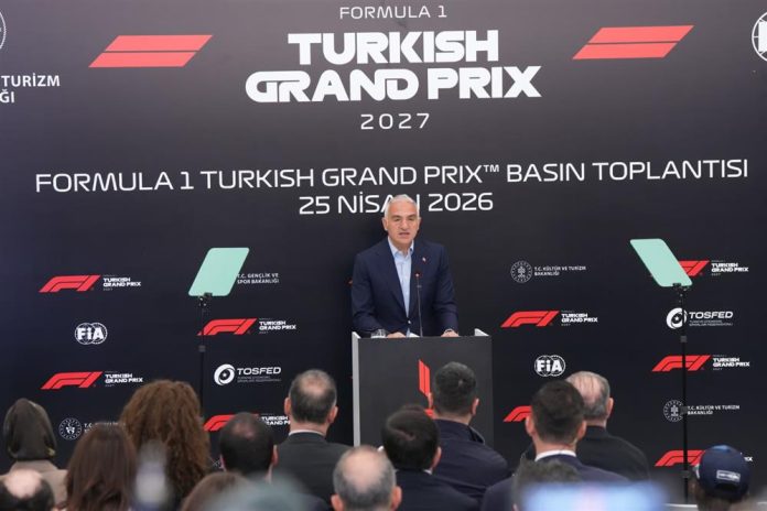 Formula 1’in 2027 yılı itibarıyla yeniden Türkiye’ye kazandırılması süreci resmen tamamlandı. İstanbul Park’ın en az 5 yıl boyunca takvime dahil edilmesiyle birlikte Türkiye, dünyanın en büyük spor organizasyonlarından birine yeniden ev sahipliği yapmaya hazırlanıyor. Kültür ve Turizm Bakanı Mehmet Nuri Ersoy, organizasyonun turizm talebini artıran, milyarlarca dolarlık ekonomik katkı sağlayan ve küresel ölçekte yüksek görünürlük sunan etkisine dikkat çekti.